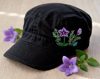ウォッシュコットンの手刺繍ペチュニアローズマリーカデットフラットキャップ、カラフルなミリタリーパトロールハット、100%コットンカーブブリムフラワーカデット