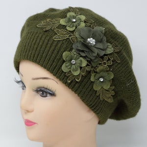 Cappello basco invernale in maglia a trecce, berretto invernale caldo da donna, berretto francese in acrilico ricamato con fiori