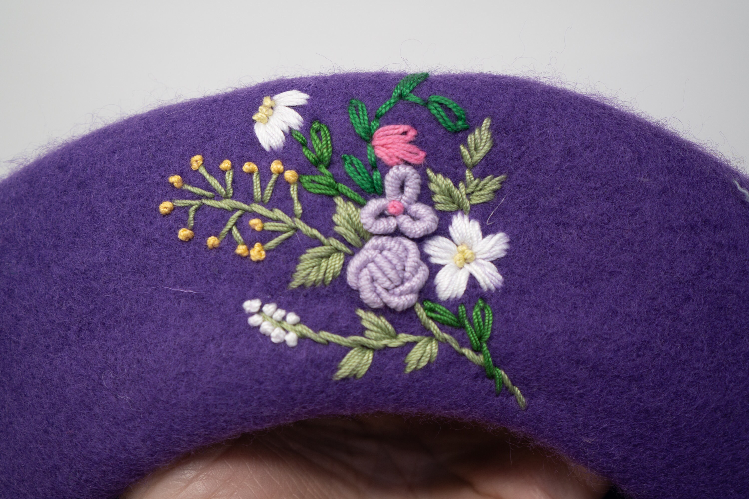 9889 ™ Women\'s Decorative Flowers Wool Beret Purple Feminine Flora: Hand-embroidered Violet Purple Wool Beret  main image 2