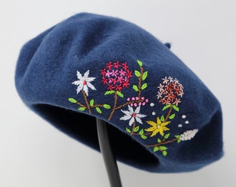 Chapeau béret 100 % laine, chapeau bleu marine brodé à la main de fleurs sauvages d'hiver françaises faites à la main