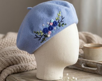 Baskerhatt, Blomsterhatt, Ullbasker, Handbroderad mössa, Broderad basker, Blå vintermössa, Vinterbasker