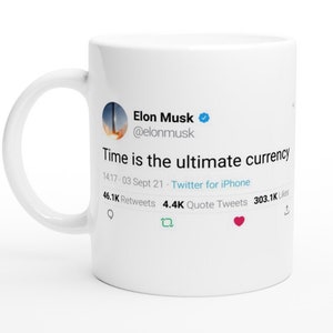 Peut inclure: Une tasse en céramique blanche avec un tweet bleu et blanc d'Elon Musk, avec sa photo de profil et la citation "Time is the ultimate currency". Le tweet comprend la date, l'heure et le nombre de retweets, de citations et de likes.