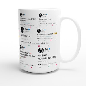 Może przedstawiać: Biały kubek ceramiczny z nadrukiem kilku wpisów na Twitterze piosenkarki Cher. Tweet zawiera tekst "I blocked someone's DAD!?!", "Can anyone c me", "Wtf is mdna", "Adults are SO PACMAN", "BREAKING NEWS IM BEING BURIED IN MY FISHNETS!!" i "Oh SHIT GUMMY BEARS fk".
