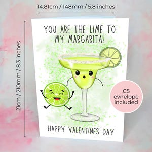 Puede incluir: Tarjeta de San Valent&iacute;n con una ilustraci&oacute;n de margarita verde lima y rodaja de lima. La tarjeta mide 14,81 cm de ancho y 21 cm de alto. El texto dice "You are the lime to my margarita!" y "Happy Valentine's Day."