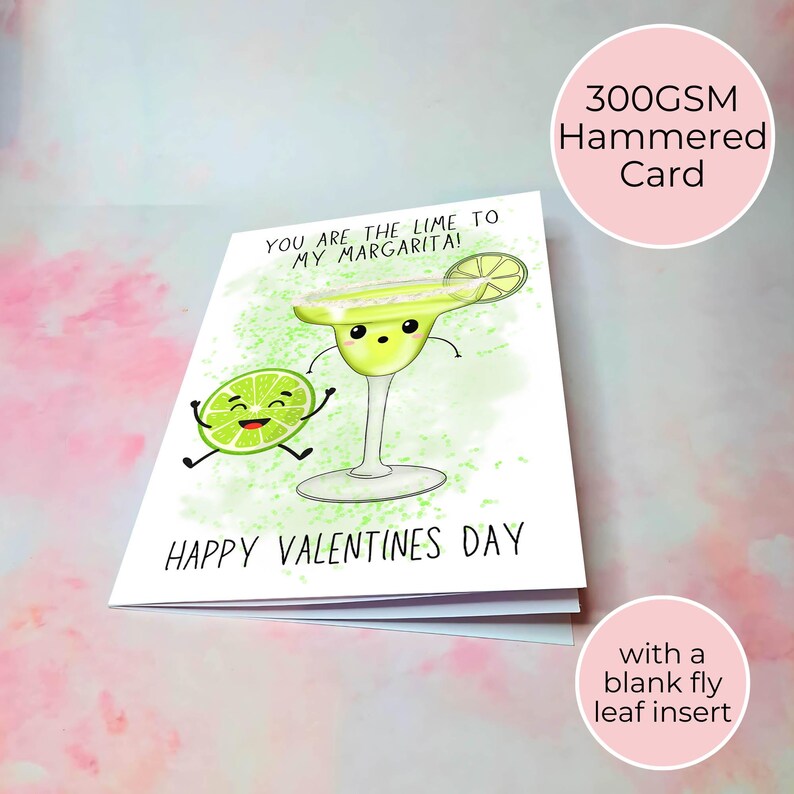 Puede incluir: Una tarjeta de San Valent&iacute;n con un dise&ntilde;o de dibujos animados de margarita y lima. La tarjeta dice "YOU ARE THE LIME TO MY MARGARITA!" y "HAPPY VALENTINES DAY". La tarjeta est&aacute; hecha de cartulina martillada de 300 g/m&sup2;.