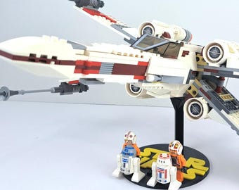 Base de exhibición de vuelo LEGO Star Wars DELUXE, impresa en 3D, con opciones de tamaño múltiple, logotipo y soportes para minifiguras.