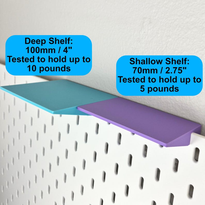 Puede incluir: Una estanter&iacute;a profunda de color turquesa de 100 mm probada para soportar hasta 4,5 kg, y una estanter&iacute;a poco profunda de color violeta de 70 mm probada para soportar hasta 2,3 kg, ambas montadas en un panel perforado blanco.