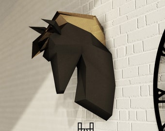 Puede incluir: Una escultura de pared de cabeza de caballo geométrica negra y dorada. La cabeza de caballo está hecha de papel y tiene un efecto 3D. La escultura está montada en una pared de ladrillo blanco.