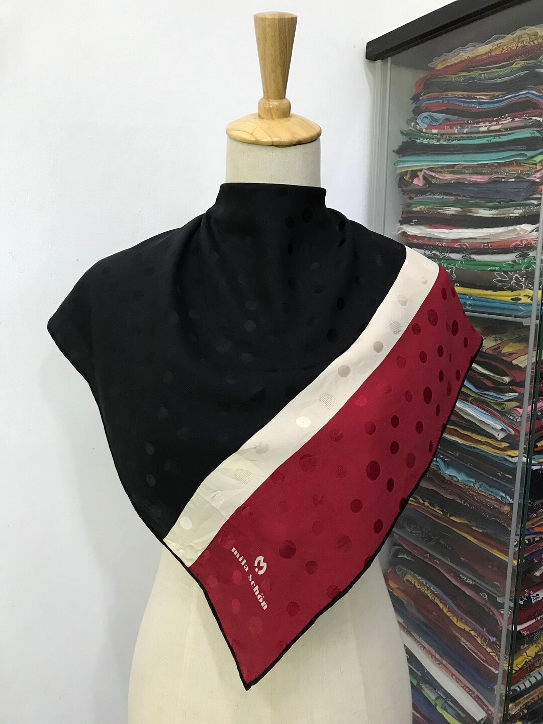 Foulard En Soie MILA SCHON Vintage - 88x90 Cm - Noir - Occasion - Pour Femme