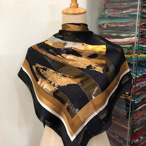 HERMES Carré Regina 45 Foulard De Soie 100% Hand Rolled Silk Scarf