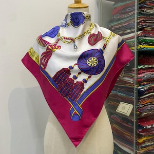 Vintage Hermes Frontaux et Cocardes Seidenschal Hermes quadratischer Schal Vintage Hermes Seidenschal Hermes quadratischer Schal Vintage Hermes Foulards