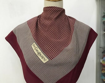 1990年代の豪華なヴィンテージ、ブルーシルクの大判スカーフ。黒の