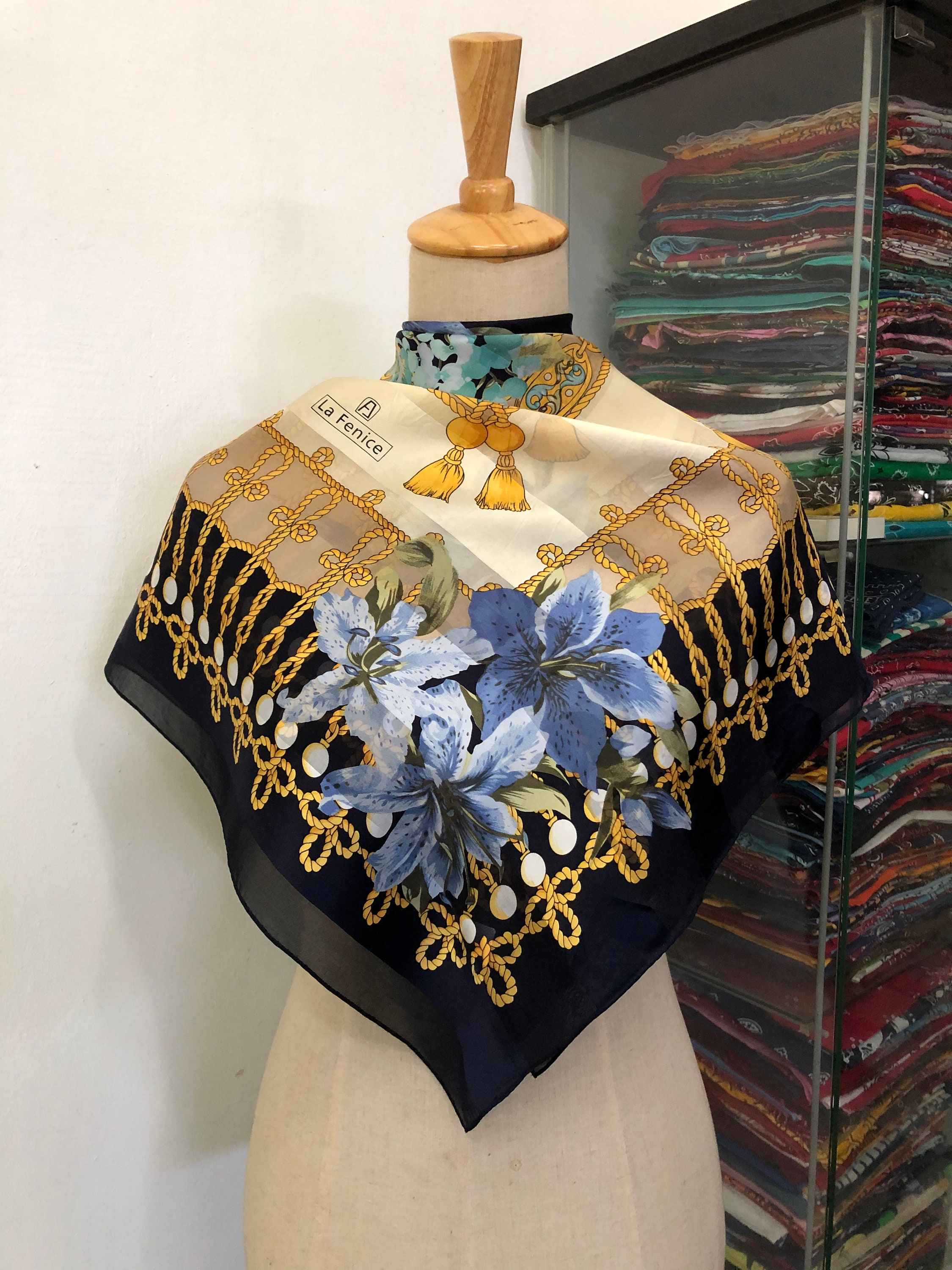 スカーフ　la fenice アンティークアイテム柄シルク　絹100% 88cm スカーフ la fenice アンティークアイテム柄シルク 絹100% 88cm 【公式