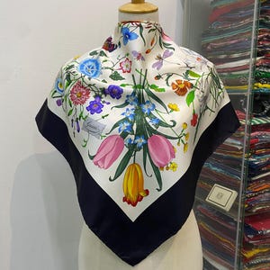 Vintage Gucci Seidenschal Gucci Seidenschal Gucci Halstuch Gucci Foulards Gucci quadratischer Schal Gucci blauer Schal Gucci Blumenschal