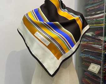 1990年代の豪華なヴィンテージ、ブルーシルクの大判スカーフ。黒の