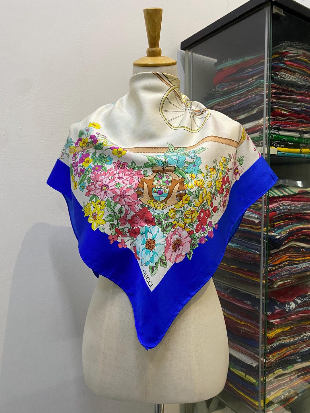 Gucci vintage花柄スカーフ ネイビー il_1080xN.8243098459_p496.jpg