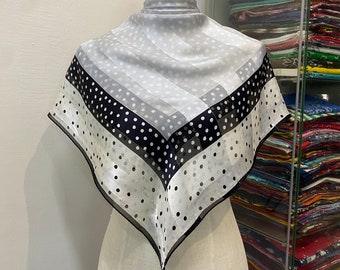 Foulard/carré En Soie 100% Pierre Cardin - Couleur Marron Clair, Vintage, Occasion En Excellent état