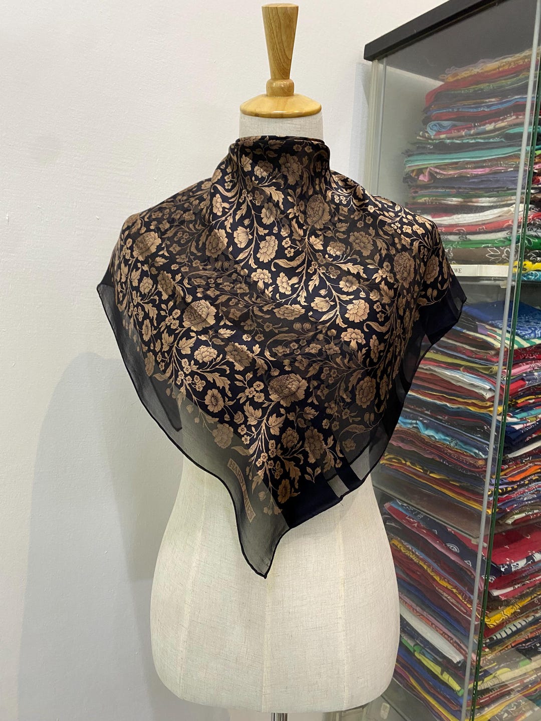 Foulard En Soie 100% HARDY AMIES - Roulotté Main, 78cm - Bleu - Vintage Très Bon état