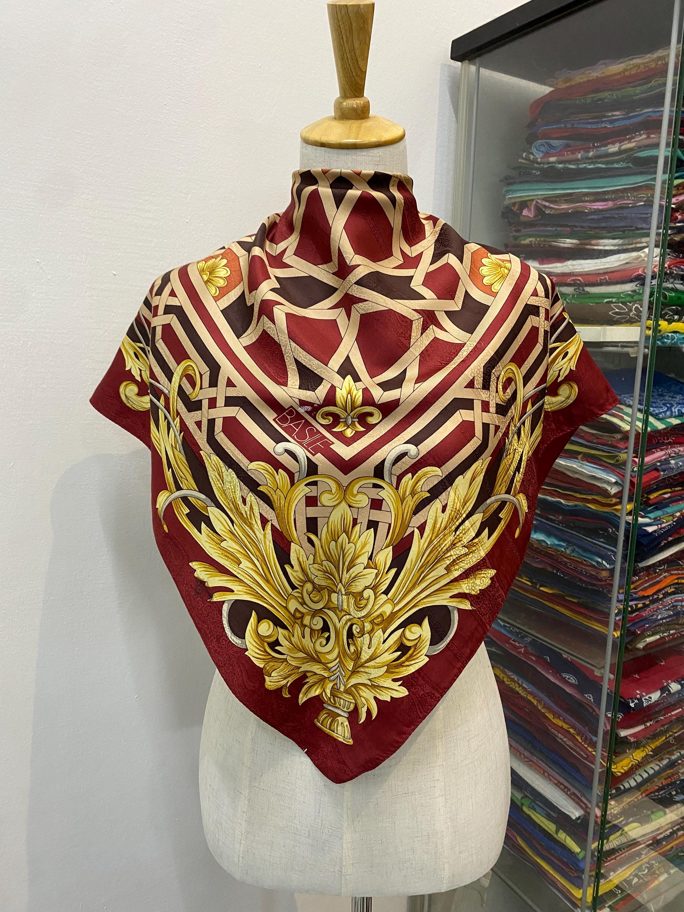 Foulard Carré Vintage Basile En Soie 100% - Motif Géométrique Multicolore, Thème Astro - Occasion Bon état