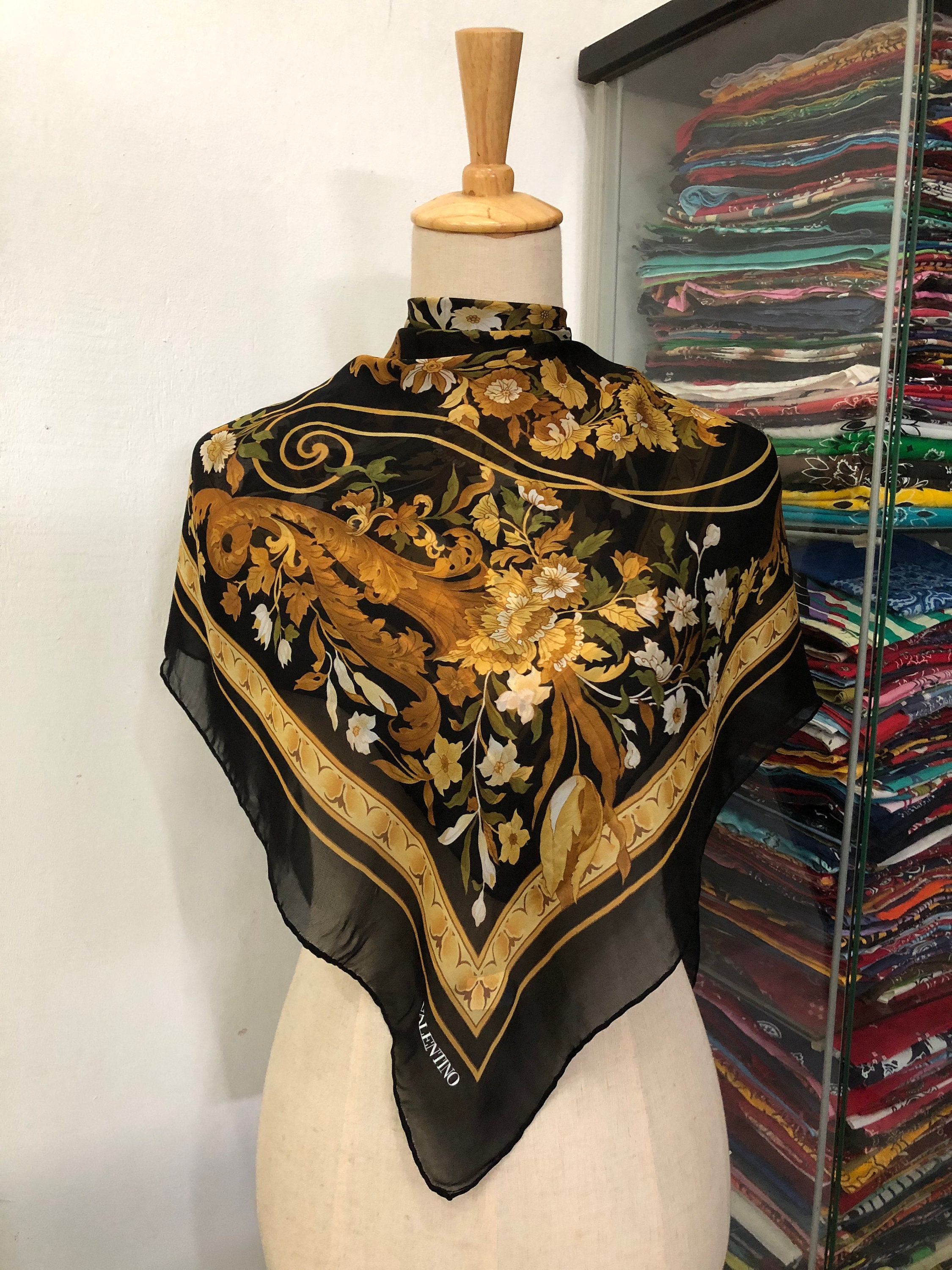 Vintage valentino top silk scarf