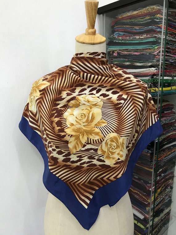 Sciarpa Di Seta Yves Saint Laurent, Regalo Sciarpa Vintage, Sciarpa Di Seta-chiffon Con Stampa Leopardata, Stampa Animalier, YSL Vintage, Sciarpa Di Seta, Sciarpa Di Seta Dal Design Raro - Italia - Foto 6