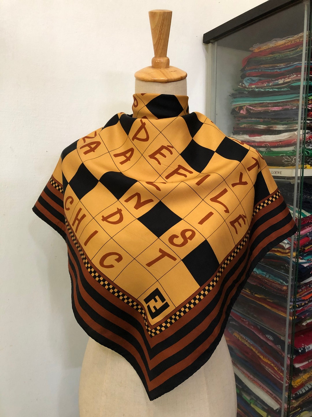Fendi scarf 100% silk appraised size 82 x 82 cm clothing brand