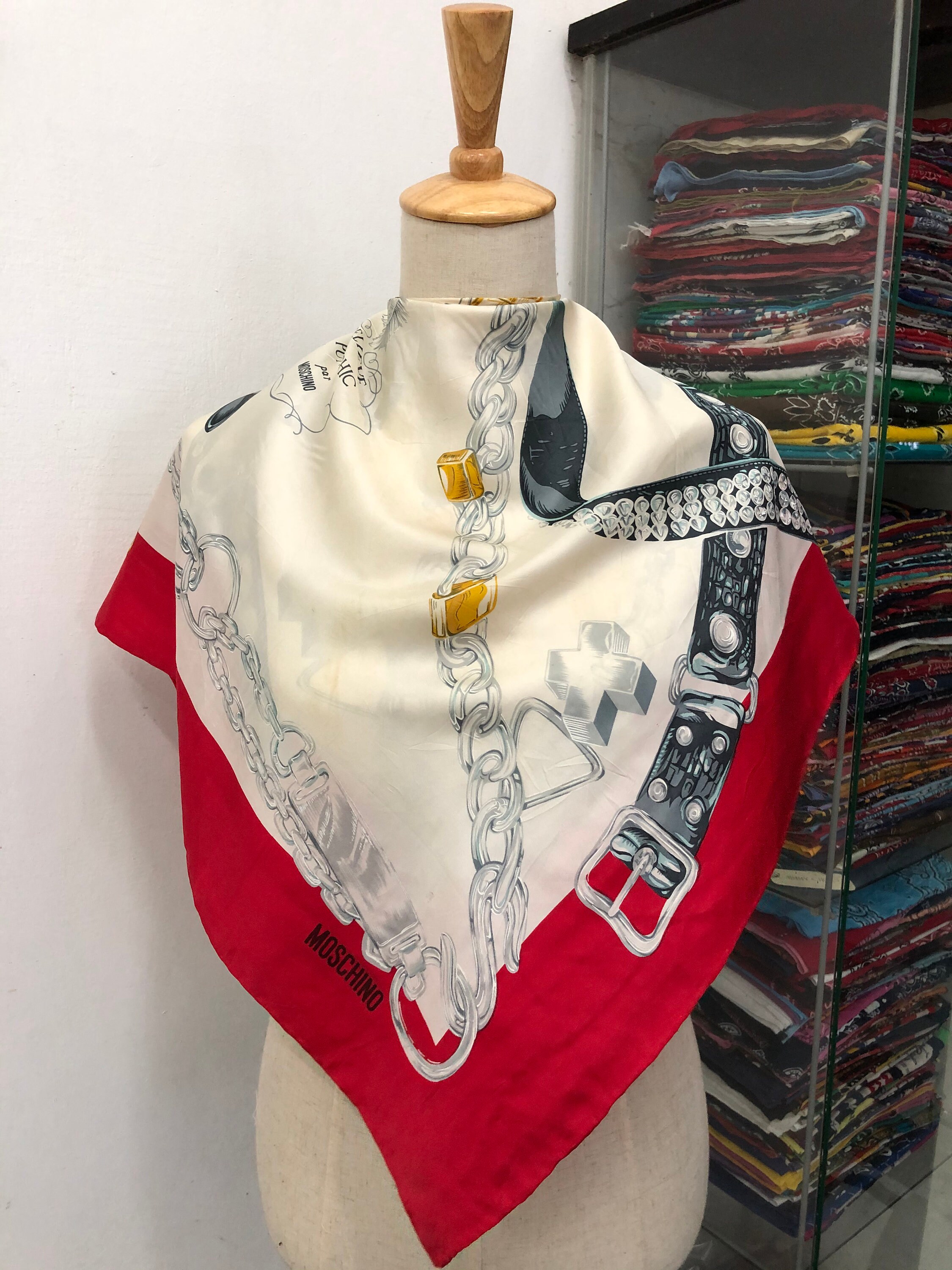 Kakadu Vlek Meedogenloos Vintage Moschino zijden sjaal moschino zijden uitlaat Vintage - Etsy  Nederland