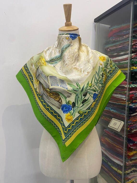 LOEWE　シルクスカーフ　花×船柄 HR0234 LOEWE シルクスカーフ 花×船柄 HR0234 LOEWE シルクスカーフ 花×船柄