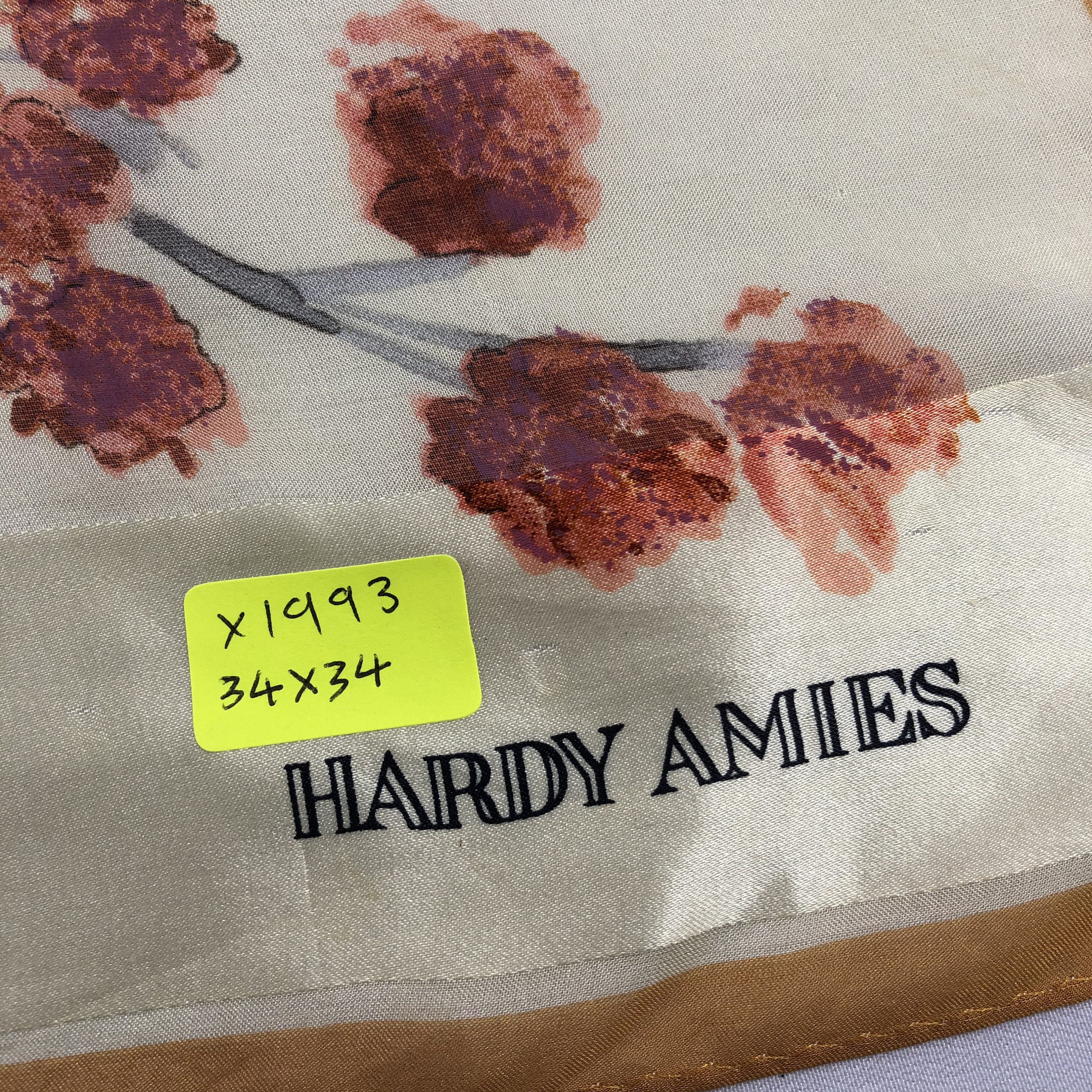 Foulard En Soie 100% Hardy Amies – Carré Rose Roulotté Main – Vintage 78cm