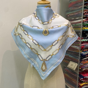 Foulard en soie Cartier vintage, foulard en soie Must De Cartier, écharpe de luxe vintage, cache-nez en soie Cartier, foulard vintage Must De Cartier