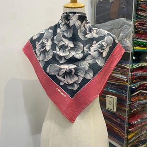 Foulard En Soie Cacharel Vintage - 88x89 Cm - Mousseline Marron - Occasion