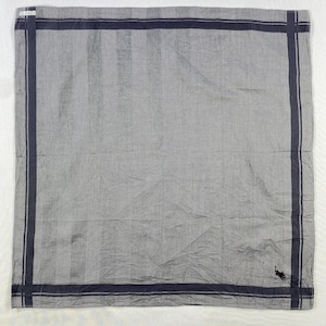 Puede incluir: Un pañuelo de algodón gris con un borde azul marino y un pequeño logotipo de jugador de polo bordado en la esquina inferior derecha.