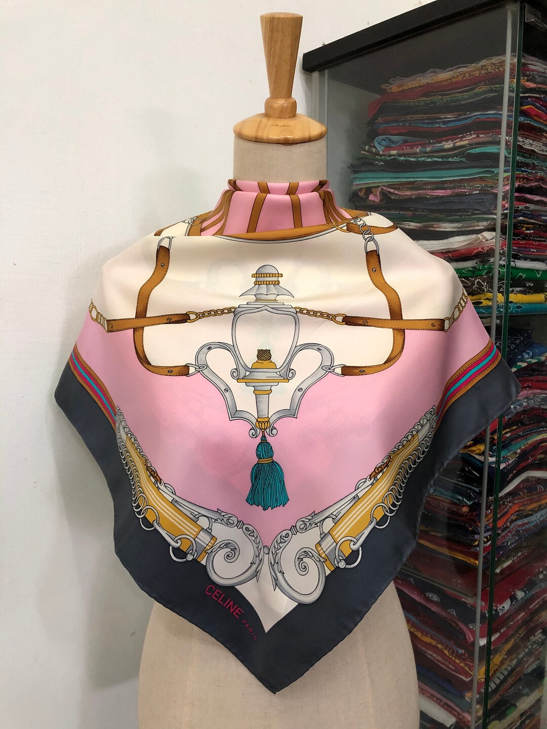 Foulard En Soie Céline Marron - Occasion, Accessoire Luxe Pour Femme, écharpe Légère Et élégante