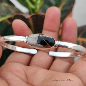 Bracciale rigido in rame e turchese bianco e nero, gioielli minimalisti in argento sterling 925, bracciale a polsino impilabile fatto a mano per l'uso quotidiano.