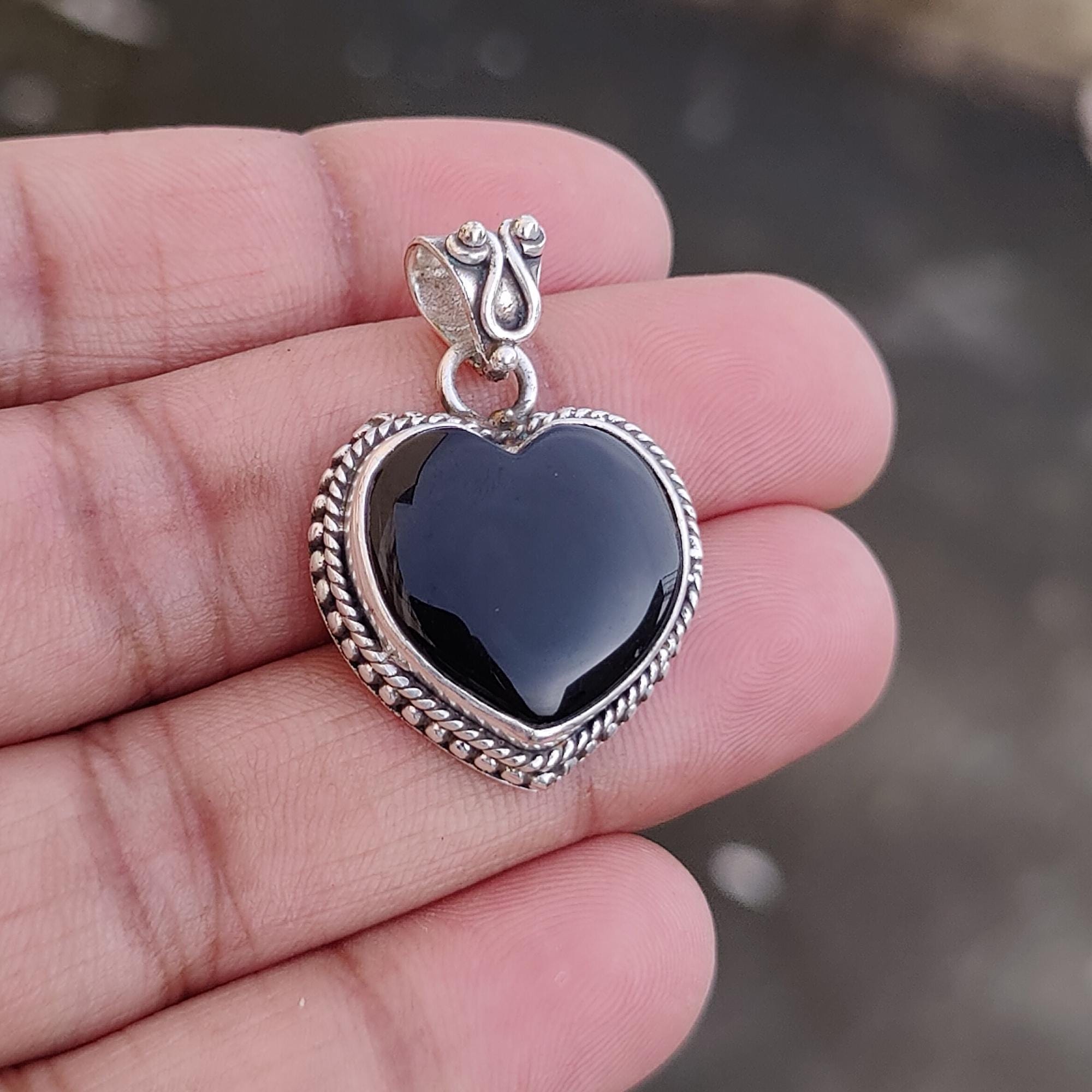 ネックレス・ペンダント [SENTIMENTS] NO.435 [BLACK] HEART ONYX NECKLACE Amazon.com: Black Heart Necklace, Tiny and Dainty Sterling