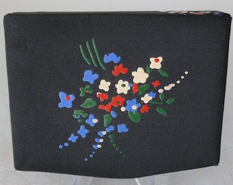 Precioso polvo compacto de tela vintage con diseño floral colorido (época de la Segunda Guerra Mundial)