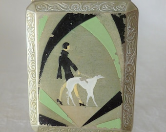 Impresionante y raro compacto Art Déco de EBM Co.: una mujer paseando a un perro Borzoi.