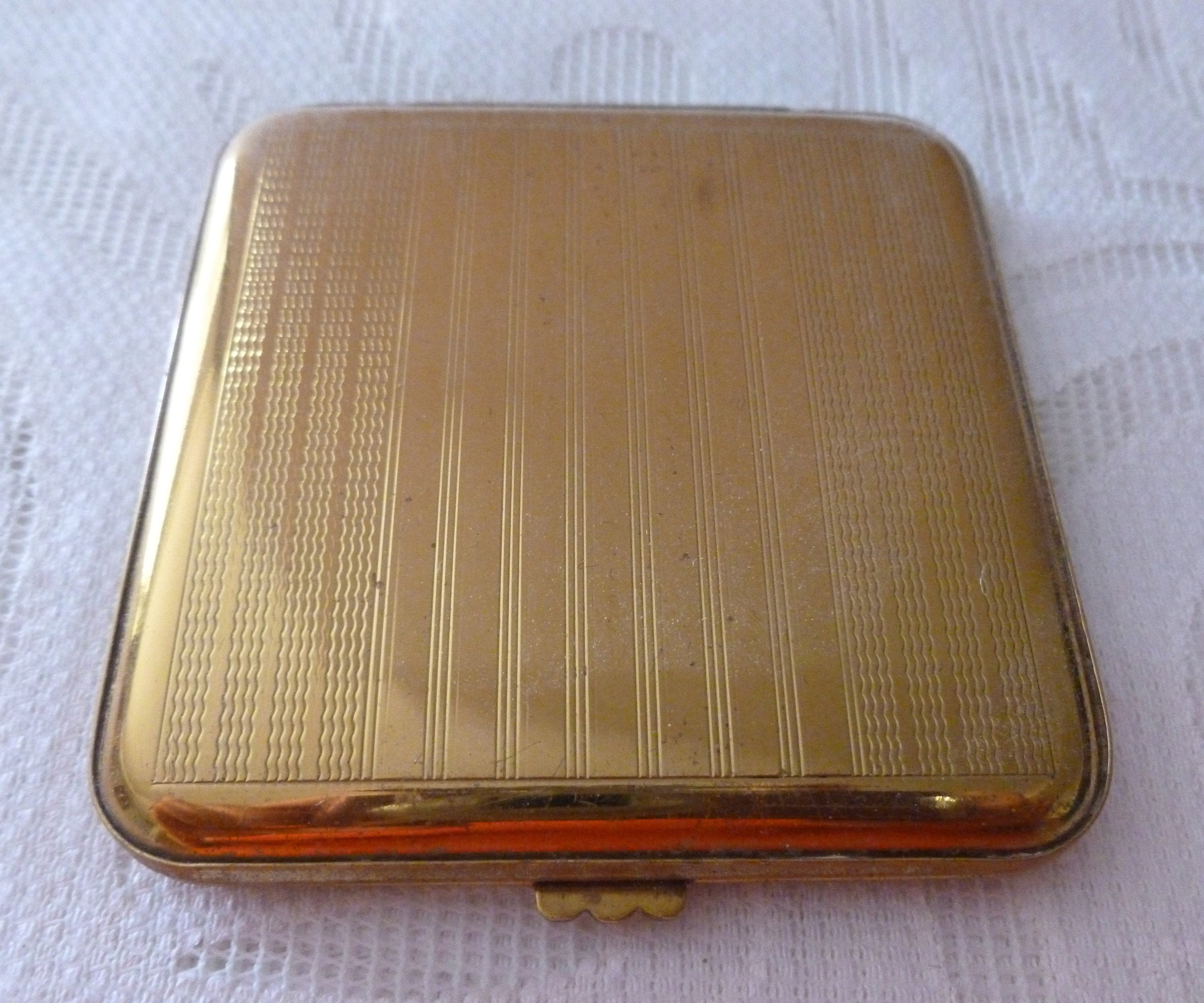 Lovely Vintage Gwenda Goldtone Powder Compact