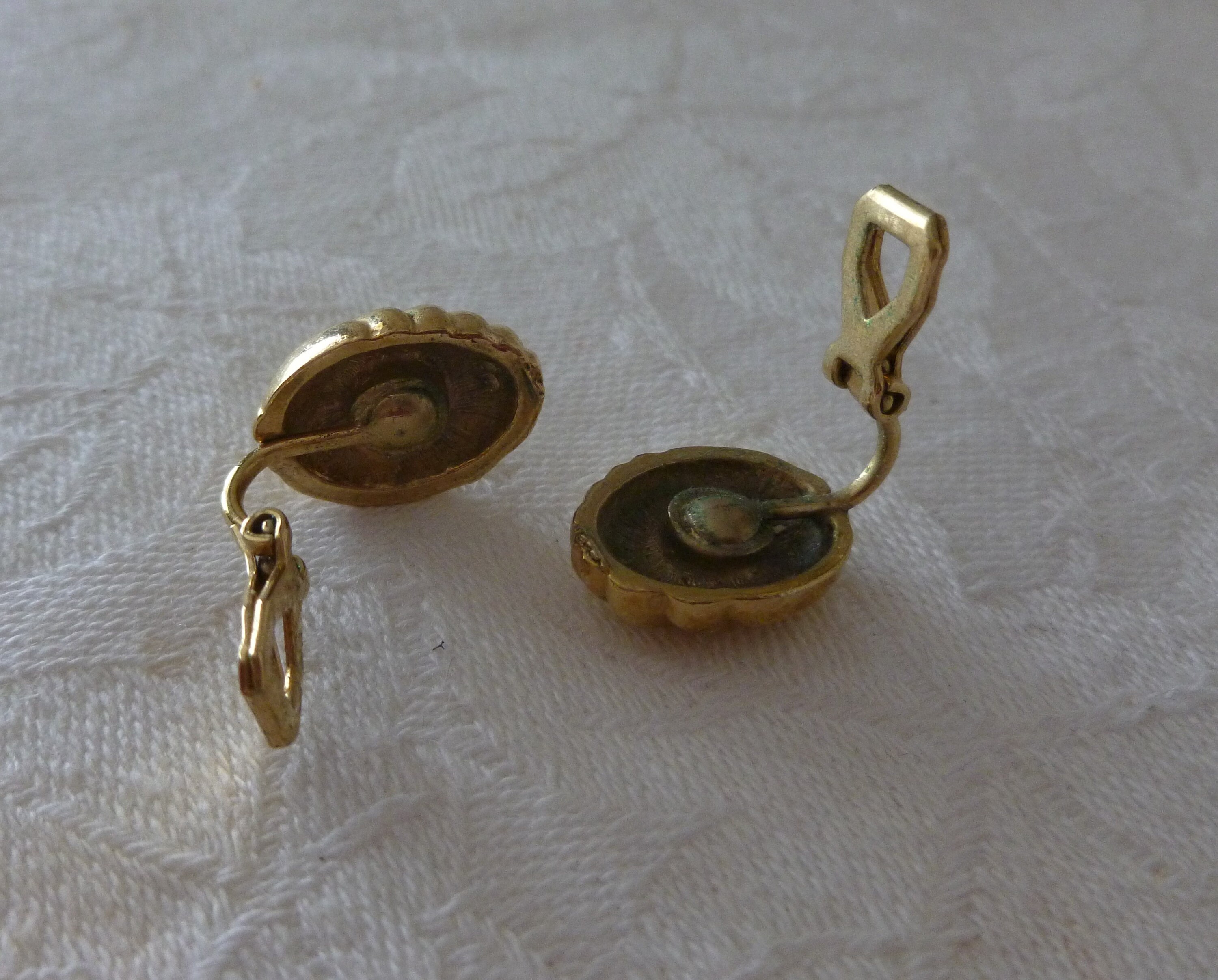 ■VINTAGE HOLLYWOOD■ Color Clip Earrings VH239OEA006B Large Gold Tone Ribbon Clip on Earrings, 1980s Large Gold