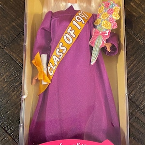 Um Yes! Unopened! 1997 Graduation Vintage Barbie
