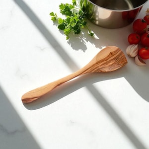 Cuchara de esquina de madera de olivo hecha a mano para mezclar y remover / Regalo de cocina personalizado para amantes de la cocina + Personalización GRATIS - Cera de abeja