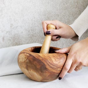 手作りオリーブウッド製乳鉢と乳棒 | 角が丸い円筒形の乳棒 | ギフトに最適 | スパイスやハーブを挽くのに最適 | + 蜜蝋