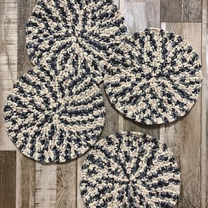 Circular crochet placemats/ Circular placemats/ farmhouse placemats, crochet kitchen decor, backyard decor, cottagecore