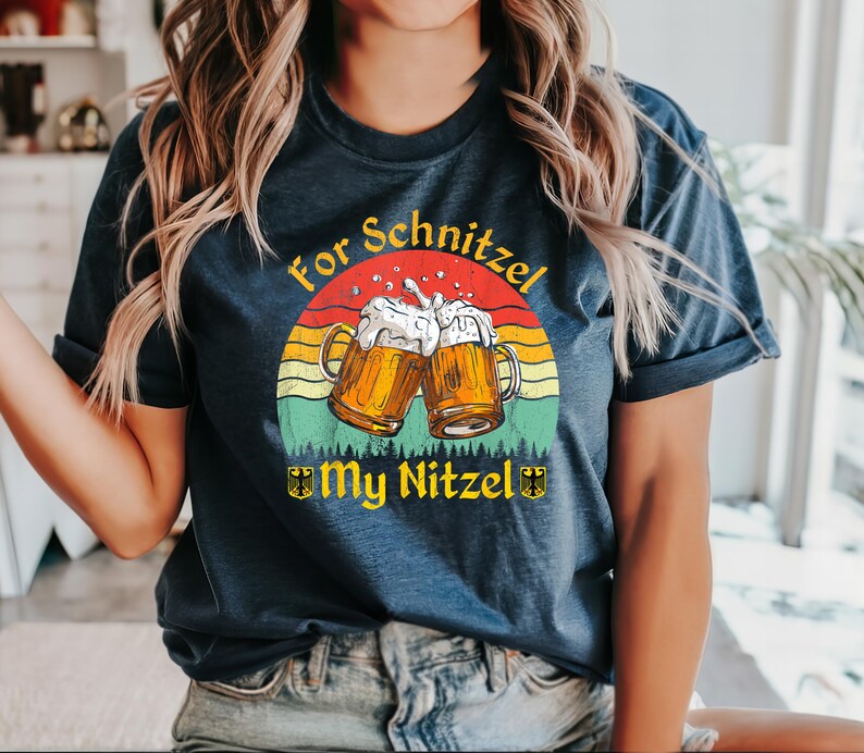 K&ouml;nnte beinhalten: Ein marineblaues T-Shirt mit einer Grafik im Vintage-Stil von zwei Bierkr&uuml;gen und dem Text "For Schnitzel My Nitzel".