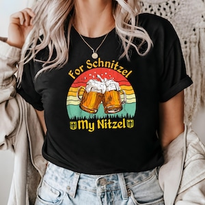 K&ouml;nnte beinhalten: Schwarzes T-Shirt mit einer Grafik im Vintage-Stil von zwei Bierkr&uuml;gen, die ansto&szlig;en, mit dem Text "For Schnitzel My Nitzel".