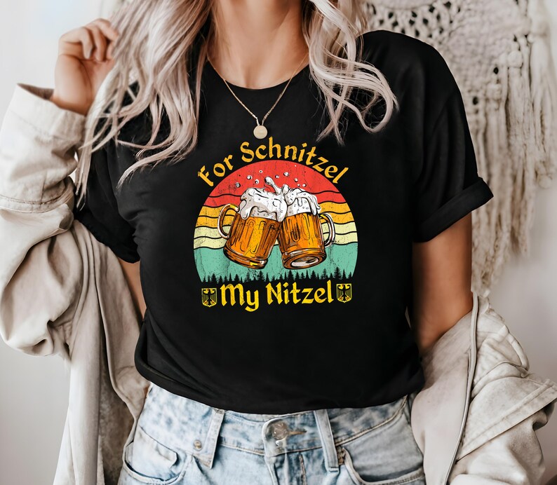 K&ouml;nnte beinhalten: Schwarzes T-Shirt mit einer Grafik im Vintage-Stil von zwei Bierkr&uuml;gen, die ansto&szlig;en, mit dem Text "For Schnitzel My Nitzel".