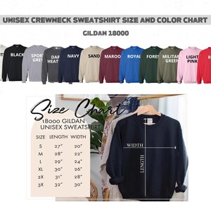 Peut inclure: Tableau des tailles et des couleurs pour sweat-shirt &agrave; col rond unisexe Gildan 18000. Le tableau pr&eacute;sente les diff&eacute;rentes tailles et couleurs disponibles, notamment blanc, noir, gris sport, chin&eacute; fonc&eacute;, marine, sable, bordeaux, royal, vert for&ecirc;t, vert militaire, rose clair et rouge. Le tableau comprend &eacute;galement un tableau des tailles avec des mesures en pouces pour la longueur et la largeur.