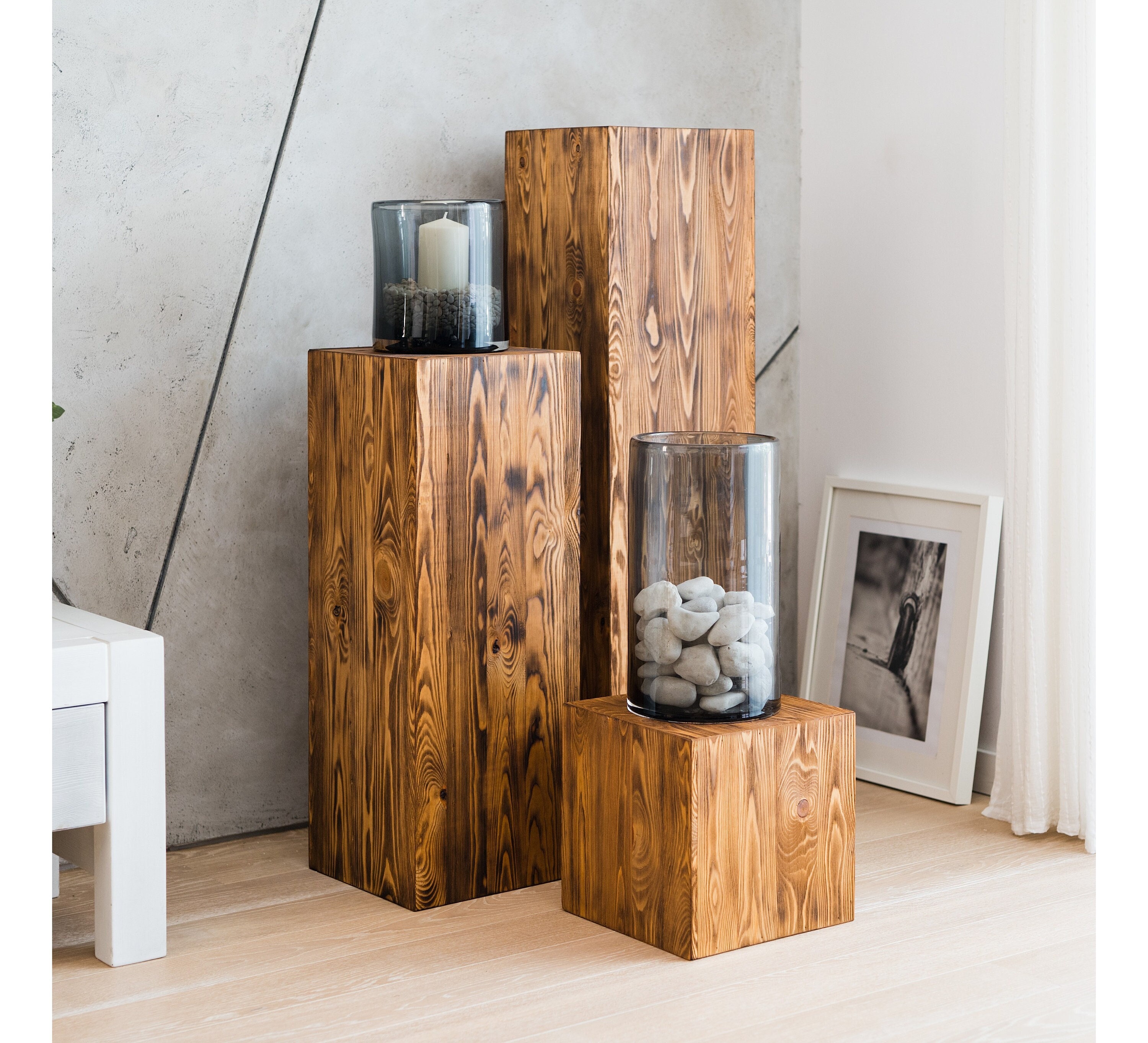 Rustikale Dekosäule, Holzsäule, Baumstamm Deko, Bodenwindlicht Ständer, Blumensäule Holz, Dekoration Wohnzimmer, Stabil und Langlebig - Nuss
