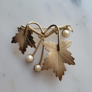 vintage Sarah Coventry maple leaf brooch