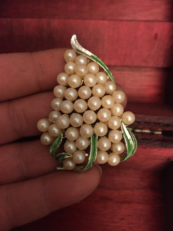 Pearl vintage brooch enamel pin - image 1